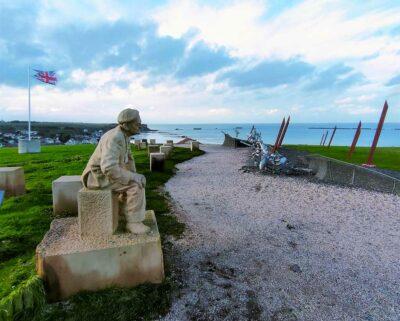 Mémorial surplombant la plage d'Arromanches