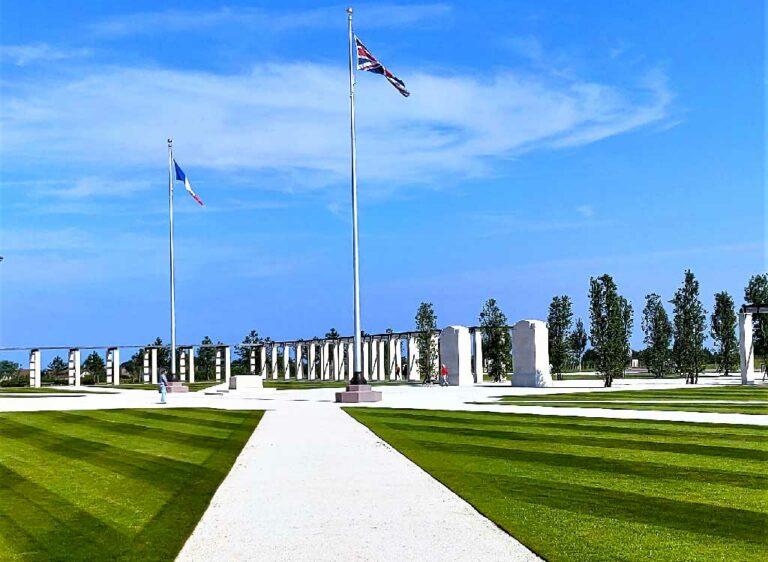 Les drapeaux de la France et du Royaume-Unis au mémorial de Vers-sur-Mer