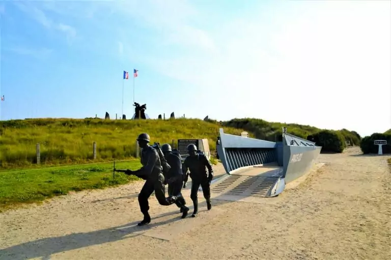Monument à l'entrée de la plage d'Utah