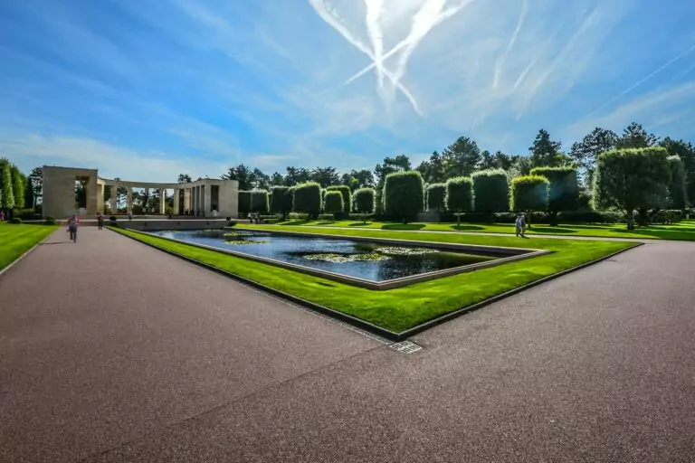 Monument et miroir d'eau au cimetière américains de Colleville-sur-Mer