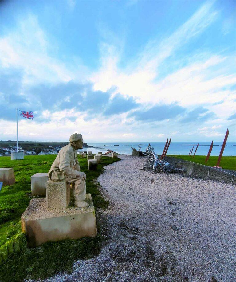 Mémorial surplombant la plage d'Arromanches