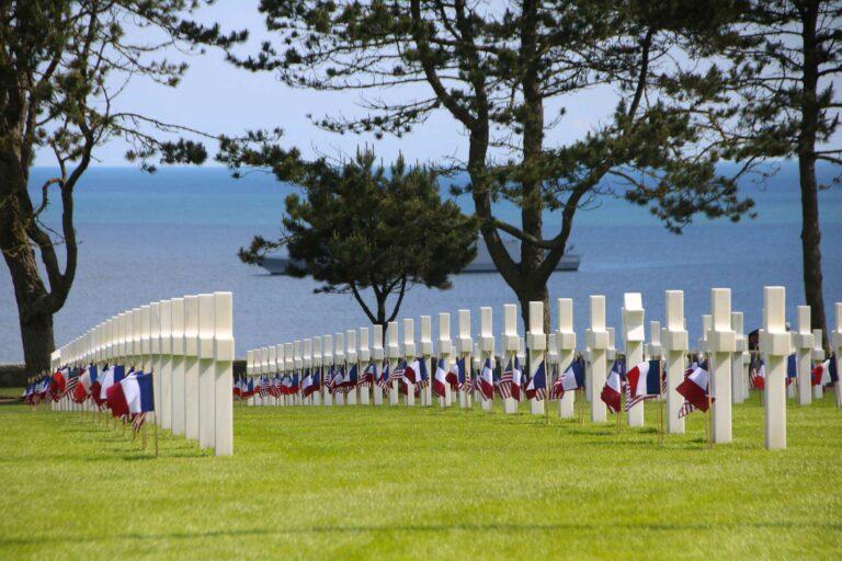 Tous les anniversaire du 6 juin chaque tombe du cimetière américain de Colleville-sur-Mer sont drapées des drapeaux français et américains
