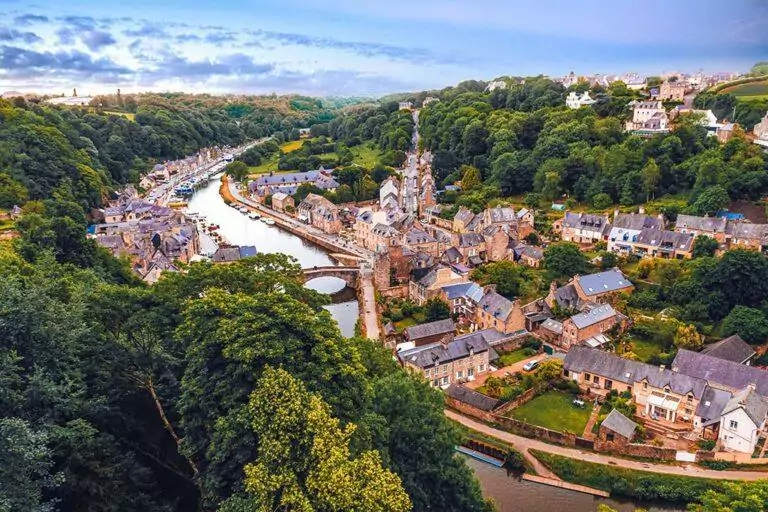 vue panoramique sur le port de Dinan