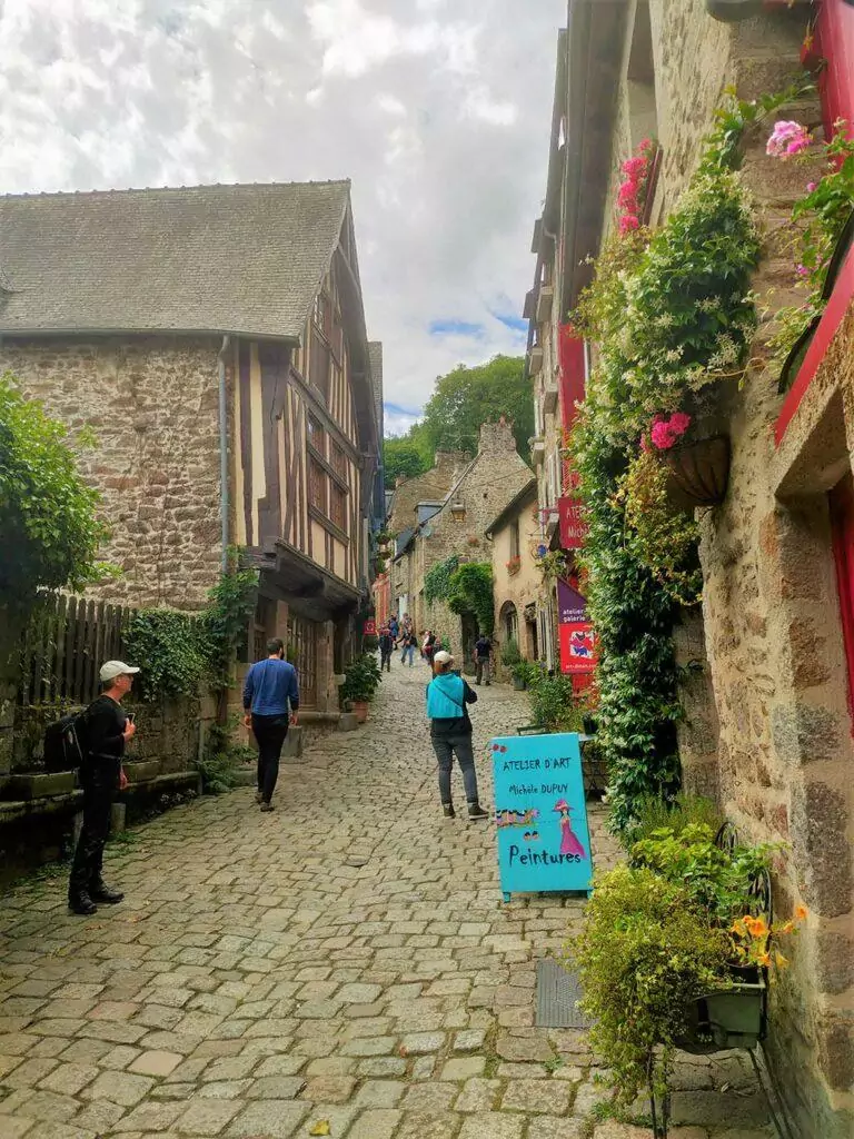 petite rue montant en direction du centre ville de DInan