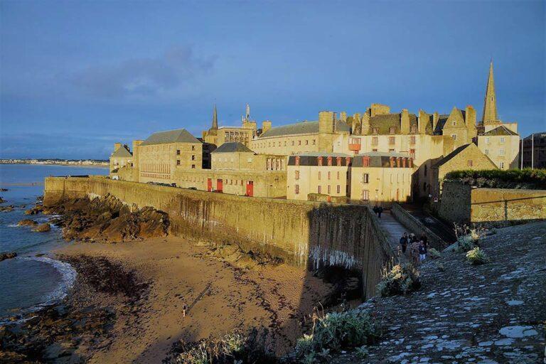 Les remparts de la cité corsaire de Saint-Malo